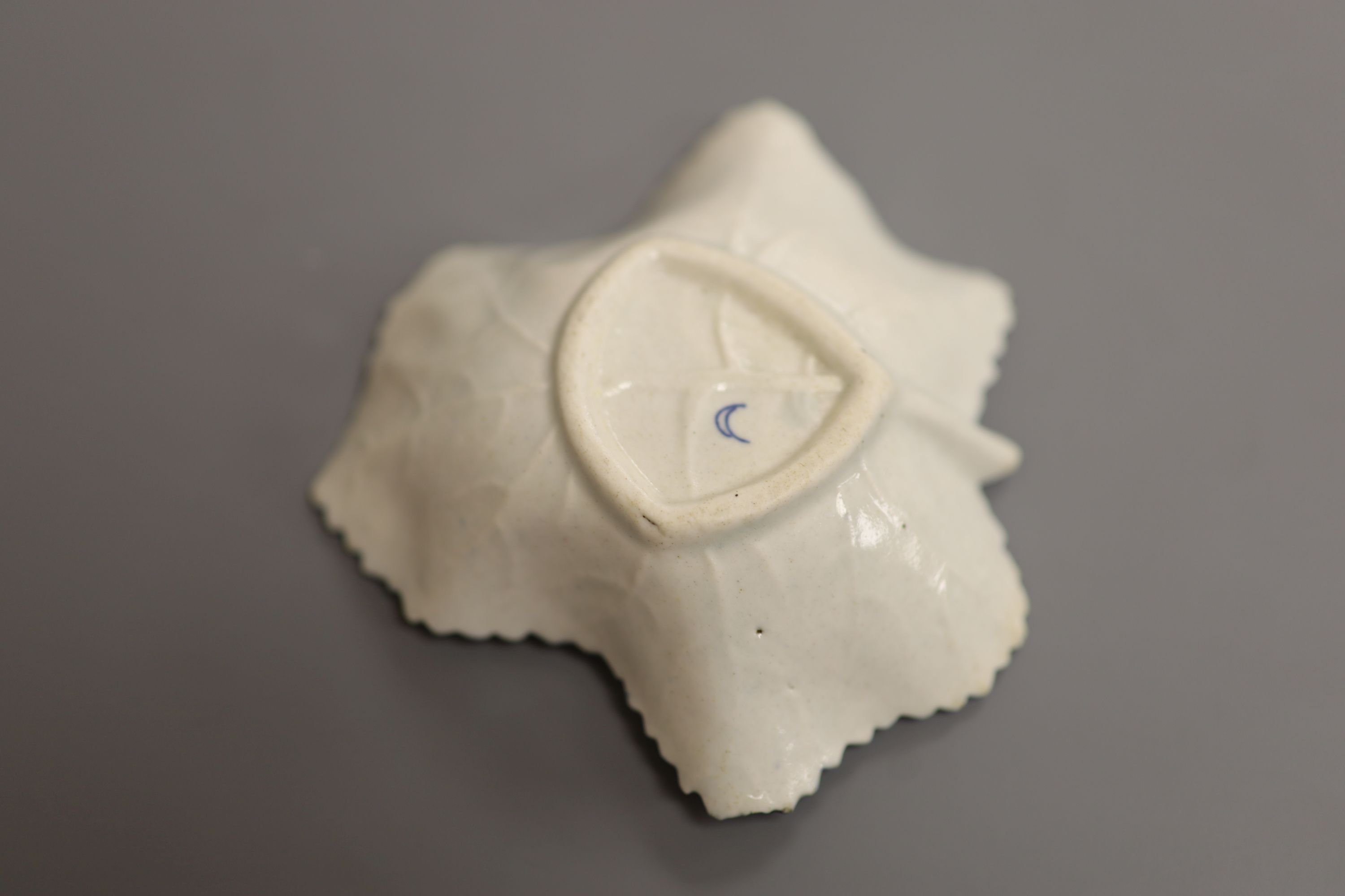 A Worcester leaf shaped pickle dish, painted with the Gilliflower pattern, c.1775, length 9cm